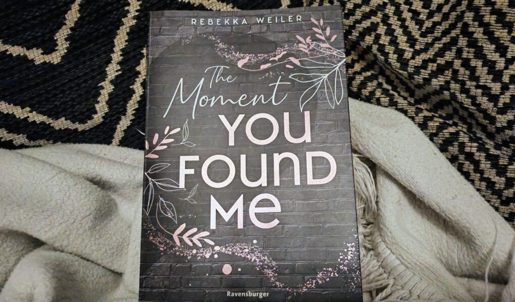 Show Me Your True Colours Mit "The Moment You Found Me" ist Rebekka Weiler ein toller Abschluss der Lost Moments Dilogie im Genre New Adult Liebesroman gelungen. Rezension auf Julies Bücherliebe