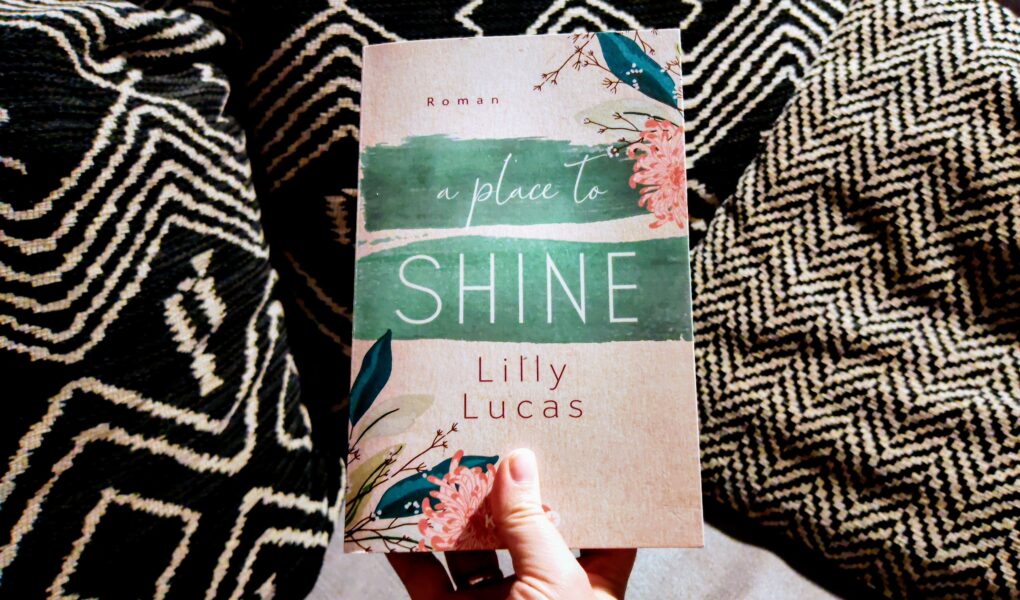 Poppy McCarthy liebt viele Dinge. Country-Star Trace Bradley gehört nicht dazu. In »A Place to Shine«, dem 4. Band der New-Adult-Reihe »Cherry Hill« von Bestseller-Autorin Lilly Lucas, bekommt es Poppy aber ausgerechnet mit ihm zu tun … Bei mir von "Julies Bücherliebe" findest du eine ausführliche Rezension