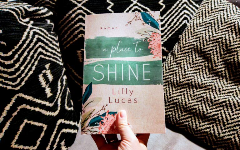 Poppy McCarthy liebt viele Dinge. Country-Star Trace Bradley gehört nicht dazu. In »A Place to Shine«, dem 4. Band der New-Adult-Reihe »Cherry Hill« von Bestseller-Autorin Lilly Lucas, bekommt es Poppy aber ausgerechnet mit ihm zu tun … Bei mir von "Julies Bücherliebe" findest du eine ausführliche Rezension