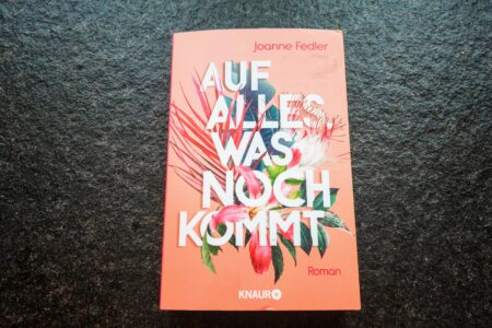 Julie von Julies Bücherliebe bewertet "Auf alles, was noch kommt" von Joanne Fedler mit 3 von 5 Sternen. Eine ausführliche Rezension findest du in ihrem Blog.