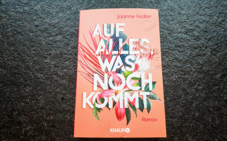 Julie von Julies Bücherliebe bewertet "Auf alles, was noch kommt" von Joanne Fedler mit 3 von 5 Sternen. Eine ausführliche Rezension findest du in ihrem Blog.