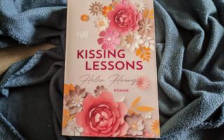 Eine beruflich erfolgreiche Frau und ein gebrochener Escortprofi zwischen Erwartungen der anderen und eigenen. "Kissing Lessons" von Helen Hoang ist ein grandioser Auftakt in eine Romance-Trilogie.