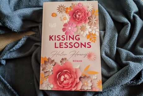 Eine beruflich erfolgreiche Frau und ein gebrochener Escortprofi zwischen Erwartungen der anderen und eigenen. "Kissing Lessons" von Helen Hoang ist ein grandioser Auftakt in eine Romance-Trilogie.
