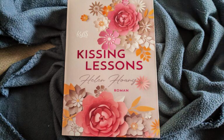 Eine beruflich erfolgreiche Frau und ein gebrochener Escortprofi zwischen Erwartungen der anderen und eigenen. "Kissing Lessons" von Helen Hoang ist ein grandioser Auftakt in eine Romance-Trilogie.