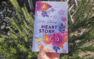 "Heart Story" ist der dritte Band der "Kiss Quotient" Reihe von Helen Hoang. Auf Julies-Buecherliebe.de findest du eine ausführliche Rezension.