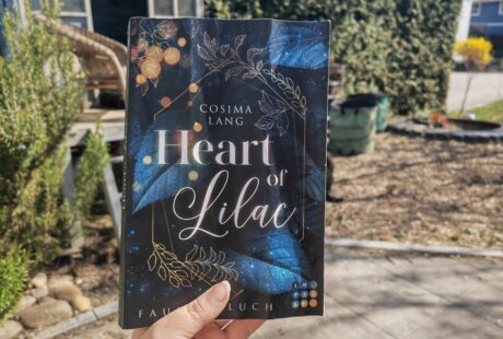 "Heart of Lilac" von Cosima Lang (Faunenfluch 1) ist der Auftakt in eine High Fantasy Dilogie. Hier findest du eine ausführliche Rezension.