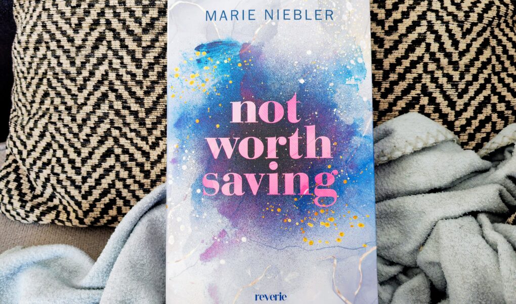 Rezension: "not worth saving" von Marie Niebler bekommt 4 von 5 Sternen. Eine ausführliche Rezension des New Adult Romans mit Spice findest du bei Julies Bücherliebe.