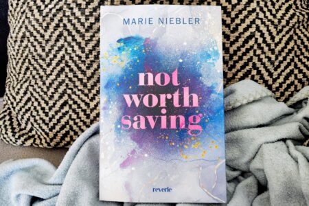 Rezension: "not worth saving" von Marie Niebler bekommt 4 von 5 Sternen. Eine ausführliche Rezension des New Adult Romans mit Spice findest du bei Julies Bücherliebe.