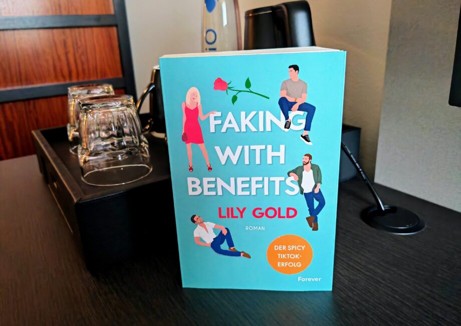 Eine Frau, drei Männer und ein riesiges Problem. "Faking with Benefits" von Lily Gold ist ein spicy Liebesroman mit Reverse-Harem.